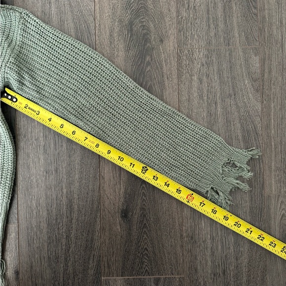 NWOT Women’s Sage Grey/ Green V-Neck Distressed Sweater Size Medium - Picture 4 of 5